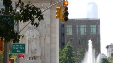New York caddesi kavşağı, sarı trafik ışığı, ulaşım yolu kavşağı, Birleşik Devletler. Washington Meydanı Kemer ve Çeşmesi. Broadway Şehir Merkezi tabelası. Dünya Ticaret Merkezi, Dünya Ticaret Merkezi. 5. Cadde.