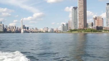 Feribottan New York City silueti. Queens 'e giden Queensboro köprüsü yakınlarında Manhattan' da. Feribottan yüksek mimari. East River nehir kıyısı mimarisi. Roosevelt Adası, ABD.