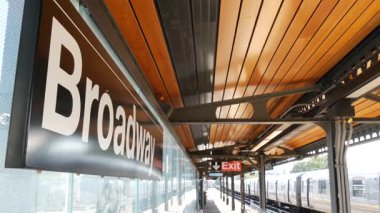 New York metro istasyonu Broadway mesaj tabelası. Metropolitan tren platformda, Birleşik Devletler metro taşımacılığı. Astoria, Queens 'teki yüksek demiryolu hattı. NYC yolcusu tren yolu trafiği.