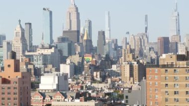 New York City Manhattan siluet şehri. Empire State Binası. Çatı, evler, çatılar. Emlak, şehir mimarisi, Birleşik Devletler sokakları. East Village, NYC 'den şehir merkezi..