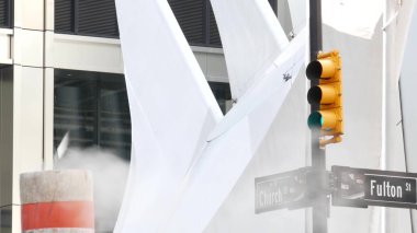 New York, Birleşik Devletler - 31 Ağustos 2023: Buhar buharı, kilise, Fulton sokağı, turuncu tüp yığını. Sıcak duman piposu. Con Edison Buhar Operasyonları Sistemi, Manhattan şehir merkezi finans bölgesi.