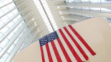 New York, ABD - 10 Eylül 2023: Dünya Ticaret Merkezi Oculus mimarisi. Manhattan Merkez Finans Bölgesi, ABD. 11 Eylül anma töreni, büyük bir Amerikan bayrağı. 911 Vatanseverlik Günü