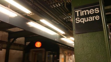 New York, Birleşik Devletler - 1 Eylül 2023 metro istasyonu, metro istasyonu, metro treni tabelası. Metro demiryolu yolcusu toplu taşıma. Times Meydanı yazı tahtası. - İnsanlar. Manhattan.
