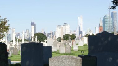 New York, ABD - 14 Eylül 2023: ABD 'deki Calvary Mezarlığı. Manhattan şehir merkezi siluet şehir mimarisi. Mezar taşları, büyük mezarlıklar. Geniş mezarlık çimenleri.