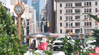 New York, ABD - 6 Eylül 2023 Manhattan Midtown Broadway, 23 sokak, 5 bulvar kavşağı. Madison Park ve Flatiron Binası yakınlarındaki Worth Meydanı, ABD. Porcelanosa, taksi, saat.