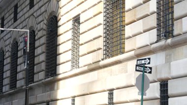 New York City, ABD - 3 Eylül 2023: Manhattan Downtown Financial District kentsel mimarisi. Wall Street Borsası yakınındaki Amerikan Federal Rezerv Bankası binası. ABD Federal Rezerv Sistemi