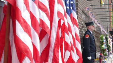 New York City, ABD - 11 Eylül 2023: İtfaiyeciler Vatanseverlik Günü 'nü kutladı. 911 'i onurlandıran muhafız, anma duvarı, FDNY anma yıldönümü. İtfaiye İstasyonu, Manhattan 10 İtfaiye Merkezi.