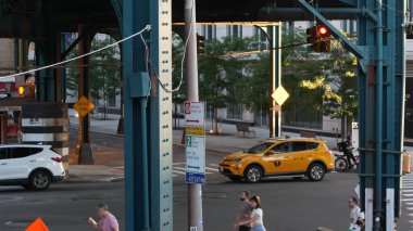 New York, Birleşik Devletler - 31 Ağustos 2023 Sokağın yukarısındaki metro. Yolun üzerindeki Metropolitan Köprüsü, Queens. Long Island metro hattı, Court Meydanı. Metalik demiryolu altında arabalar. Sarı taksi.