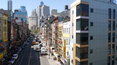 New York, ABD - 14 Eylül 2023: Manhattan Çin Mahallesi Doğu Broadway Caddesi, Çin etnik bölgesi mimarisi, küçük Fuzhou, ABD. Şehir merkezindeki Dünya Ticaret Merkezi Kulesi. Manhattan Köprüsü.