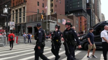 New York City, ABD - 11 Eylül 2023: Vatanseverlik Günü. 911 anma etkinliği, FDNY anma yıldönümü. İtfaiye Merkezi, Manhattan 10 İtfaiye Merkezi. Polis!