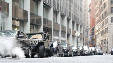 New York, ABD - 9 Eylül 2023: rögar kapağından sıcak duman, Con Edisons Steam sistemi. Yol buharı, Beaver Caddesi 'ndeki araba, NYC Finansal Bölgesi, Aşağı Manhattan, ABD. Şehir manzarası
