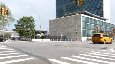 New York, ABD - 4 Eylül 2023: Birleşmiş Milletler Genel Merkezi, Manhattan Midtown, ABD. Diplomatik politik uluslararası organizasyon, Genel Kurul. Sokak trafiği, sarı taksi arabası..