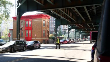 New York, Birleşik Devletler - 31 Ağustos 2023: sokağın üstündeki metro yükseltilmiş. Yolun üzerindeki Metropolitan Köprüsü, Queens. Long Island metro hattı, Court Meydanı. Metalik demiryolu altında arabalar. NYC şehir hayatı
