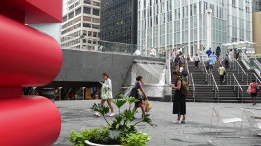 New York, ABD - 11 Eylül 2023 Manhattan Midtown ofis binaları, Lexington Bulvarı, ABD. Metro istasyonundan çıkan yayalar, 53. Cadde 'deki merdivenler, Amerikan şehir yaşamı..