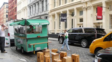 New York, ABD - 8 Eylül 2023: Manhattan Soho moda bölgesi Broadway caddesi yakınlarında. Amerikan şehir binası cephesi, eski klasik Amerikan mimarisi. New York 'tan alışveriş. Millet, sarı taksi.