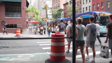 New York, ABD - 29 Ağustos 2023 Manhattan Midtown Caddesi, Lexington Lex Bulvarı kavşağı. ABD 'de şehir trafiği. Zebra kullanan insanlar. Sarı bir taksi. Sıcak buhar..