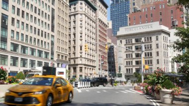 New York, ABD - 6 Eylül 2023 Manhattan Midtown Broadway, 23 sokak, 5 bulvar kavşağı. Madison Park yakınlarındaki Worth Meydanı, Flatiron, ABD. Porcelanosa 'da. - İnsanlar. Sarı taksi.