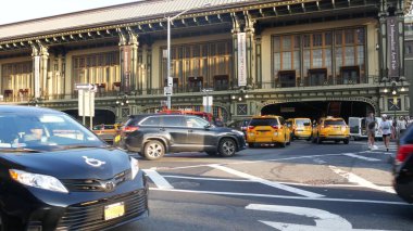 New York City, ABD - 4 Eylül 2023: Manhattan Downtown Financial District, ABD. Araba trafiği. Sarı taksi, millet. Battery Maritime Binası feribot terminali, Whitehall Caddesi. İtfaiyeciler.