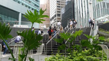 New York, ABD - 11 Eylül 2023 Manhattan Midtown ofis binaları, Lexington Bulvarı, ABD. Metro istasyonundan çıkan yayalar, 53. Cadde 'deki merdivenler, Amerikan şehir yaşamı..