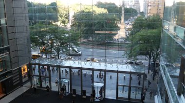 New York, Birleşik Devletler - 14 Eylül 2023: Columbus Circle, Central Park yakınlarındaki Broadway caddesi. Manhattan Midtown mimarisi. ABD şehir karayolu trafiği Deutsche Bank Center 'ın penceresinden. Sarı taksi.