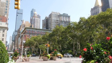 New York, ABD - 6 Eylül 2023 Manhattan Midtown Broadway, 23 sokak, 5 bulvar kavşağı. Madison Park ve Flatiron Binası yakınlarındaki Worth Meydanı, ABD. - İnsanlar. Sarı taksi.