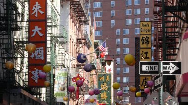 New York, ABD - 14 Eylül 2023 Manhattan Chinatown Pell Caddesi. Çin kültürü, etnik bölge mimarisi, ABD. Kırmızı tuğla binalar, kağıt fenerler ve hiyeroglifler. Küçük Çin