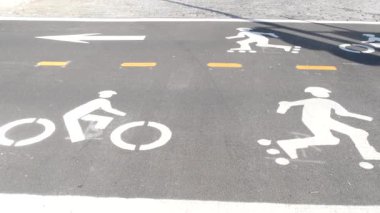 Bisiklet şeridi asfalt levhası, New York. Bisiklet yolu, bisikletçiler için bisiklet yolu, Manhattan. Patenler ve patenler için harika bir yol. Eğlence amaçlı spor etkinliği altyapısı, motosiklet bisikleti, ABD.