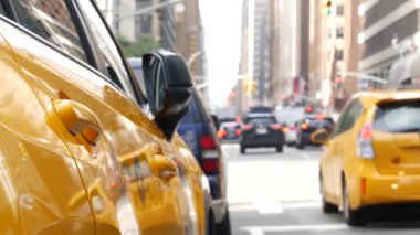 New York 'ta. Manhattan caddesinde sarı bir taksi. Lexington Bulvarı 'nda taksi. Lex Bulvarı 'nda bir taksi durağı. Yolcuları ya da insanları bekliyor. ABD 'de şehir manzarası.