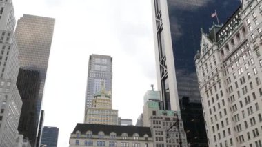 New York Şehri Manhattan Midtown. 5. Cadde 'deki Central Park, ABD. Amerika 'nın simgesi, NYC, ABD' deki şehir parkı. Grand Army Plaza, Pulitzer Plaza 'dan otel mimarisi.