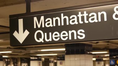 New York metro istasyonu içi, Manhattan mesaj tabelası. Yeraltı metropolü. Birleşik Devletler metro nakliye navigasyonu. Bilgi levhası kamu yolcu tren yolu. Şehir merkezi ve Queens yönü..