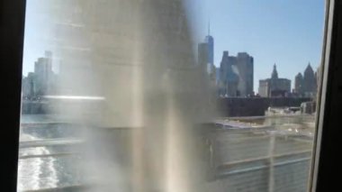 New York metro treni, Manhattan Köprüsü. Kirli pencereden kamerayı sallamak. Metro taşımacılığı, metropol trafiği. Yolcu yükseltilmiş demiryolu. Şehir merkezi, ufuk çizgisi. Dünya Ticaret Merkezi, WTC.