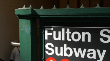 New York metro tabelası, Fulton Caddesi metro istasyonu. Metropolitan giriş çiti, yolcu taşımacılığı çıkışı. NYC, Birleşik Devletler şehir merkezinde. Manhattan finans sektörü.