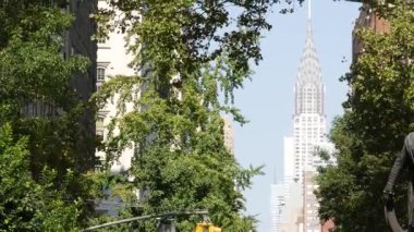 New York City Manhattan Midtown mimarisi. 42 caddedeki Chrysler binası, ABD gökdeleninin simgesi. Meşhur Amerikan Kulesi, New York Birleşik Devletleri. Lexington Bulvarı, Irving St. Gramercy Park Ağaçları