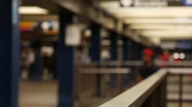 New York, Manhattan. Odaklanamayan metro istasyonu içi, yeraltı metro transferi. Toplu taşıma. Tren yolu değiştirme merkezi, yolcu trafiği kavşağı. NYC, ABD 'deki insanlar.