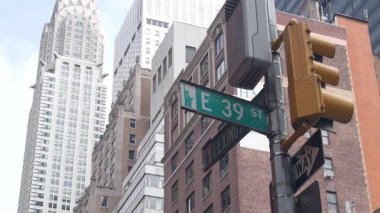New York City kavşağı, Lexington caddesi kavşağı tabelası. Chrysler binası, Midtown bölgesi, NYC, ABD. Yükselen gökdelen mimarisi, tek yönlü yol işareti, trafik ışığı