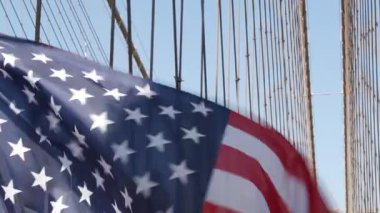 Brooklyn Köprüsü 'nde bayrak, Manhattan şehir merkezi, New York City silueti, finans bölgesi şehir manzarası. Dünya Ticaret Merkezi gökdeleni. Amerika Birleşik Devletleri bağımsızlığın vatansever sembolü. Köprü kablosu