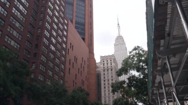 New York City Manhattan Midtown 34 sokak mimarisi. Empire State binası, ABD 'de ikonik gökdelen. Amerikan şehir manzarası, ünlü NYC kulesi, Birleşik Devletler. İnşaat iskelesi..