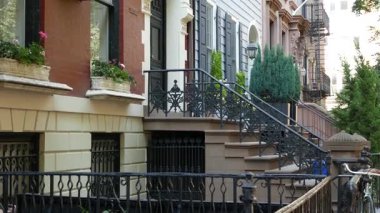 New York City konak binası, Brooklyn Heights yerleşim bölgesi, ABD. Brownstone şehir mimarisi, bağlı ev. Amerika Birleşik Devletleri emlak, Amerikan mülkü, New York 'ta apartmanlar ve evler.