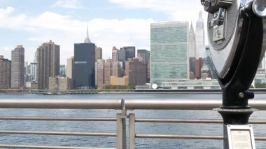 New York şehri kıyısı silueti, Manhattan şehir merkezi binaları, nehir kıyısındaki gökdelenler, doğu nehri suyu. Rıhtım manzarası, kule manzarası, Gantry Plaza. Long Island, Queens 'te. ABD Turizmi.