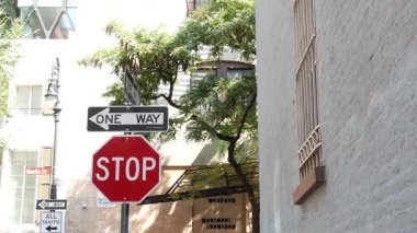 New York tek yönlü kavşak, Minetta caddesi tek yönlü ok. Manhattan Greenwich Village konut mimarisi, New York Birleşik Devletleri. Mavi tuğla duvar, pencere, kırmızı yol işareti