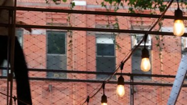 New York City klasik bina mimarisi. Şehir dışındaki konutlar. ABD 'de gayrimenkul. Tipik kırmızı tuğla cephesi. Chelsea 'de yüksek hat sonu, Köfte Bölgesi. Ampul çelengi