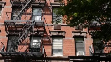 New York City klasik bina mimarisi, Manhattan, ABD. Şehir dışındaki konutlar. Birleşik Devletler 'de gayrimenkul. Tipik kırmızı tuğla cephesi. Yangın çıkışı, acil merdiven çıkışı..