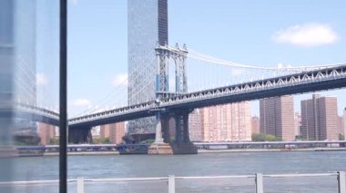 New York City Manhattan Köprüsü, Brooklyn kıyısı, Birleşik Devletler. Dumbo nehri kıyısı, doğu nehri. ABD seyahat rotası. Kablolu yayın köprüsü, nehir kenarı parkı, konut binaları.