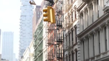 Broadway caddesi yakınlarındaki New York City Manhattan Soho moda bölgesi. Amerikan şehir binası cephesi, eski klasik Amerikan mimarisi. New York, Amerika 'dan alışveriş. İş ve konut mülkleri.