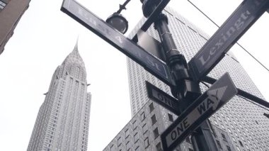 New York Şehri kavşağı, yol kavşağı tabelası. Chrysler binası, Midtown bölgesi, Lex av, NYC, ABD. Yükselen gökdelen mimarisi, Lexington Bulvarı köşe metin yol işareti