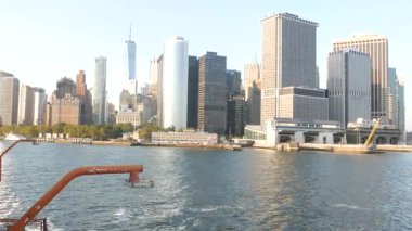 New York City feribottan Staten Island 'a ufuk çizgisi. Manhattan şehir merkezinde. Feribottan Dünya Ticaret Merkezi gökdelenine. Nehir kıyısı günbatımı manzarası, nehir kenarındaki binalar, Fidi, ABD