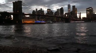 Brooklyn Köprüsü, New York City Manhattan şehir merkezi silueti, Birleşik Devletler. Waterfront Pebble Beach, Dumbo, ABD 'de atlı karınca. Dramatik alacakaranlık. Akşam veya gece gökyüzü. Dünya Ticaret Merkezi.