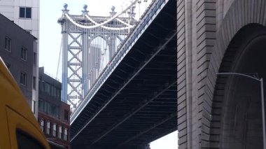 Dumbo, Brooklyn 'deki New York City Manhattan Köprüsü. Water Caddesi 'ndeki kemer yolu, Adams Caddesi kemeri. Klasik endüstriyel NYC mimarisi. Bit pazarı. İkonik Birleşik Devletler turizm simgesi. ABD 'ye Seyahat