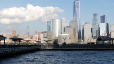 New York City rıhtımı, Manhattan şehir merkezi finans bölgesi, Dünya Ticaret Merkezi binası, nehir manzaralı gökdelenler. J Owen Grundy Park, New Jersey 'den. Birleşik Devletler mimarisi. Hudson..