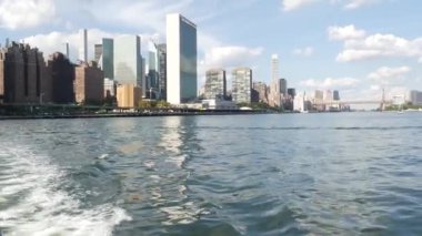 Feribottan New York City silueti. Manhattan şehir merkezinde, feribottan yükselen gökdelenler. Doğu nehri kıyısı manzarası, nehir kenarı mimarisi, ABD. Queens 'e Queensboro Köprüsü.